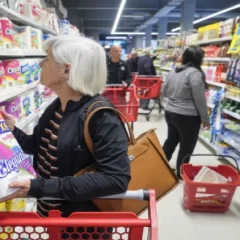 La inflación de diciembre fue de 2,7% y el 2024 cerró con 117,8%, según el INDEC