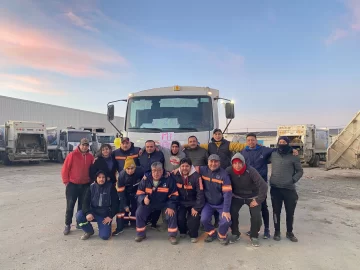 Con una caravana de camiones, celebraron la jubilación de un chofer de recolección