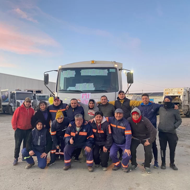 Con una caravana de camiones, celebraron la jubilación de un chofer de recolección