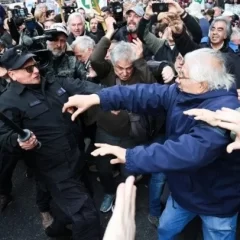 Marcha de jubilados en el Congreso: Prefectura roció con gases a manifestantes y hay al menos 7 heridos