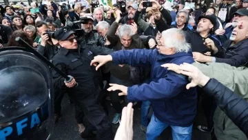 Marcha de jubilados en el Congreso: Prefectura roció con gases a manifestantes y hay al menos 7 heridos