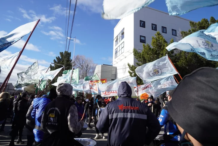 marcha-contra-el-RIGI-en-Santa-Cruz-gremios-legislatura-diputados-LF-5-728x486