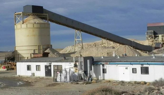 Cierra Manantial Espejo, la mina de oro y plata en Santa Cruz