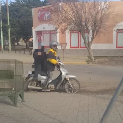 Le robaron la moto a una suboficial de policía, ofreció una recompensa y trataron de estafarla