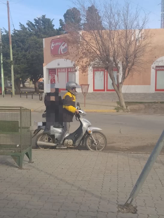 Le robaron la moto a una suboficial de policía, ofreció una recompensa y trataron de estafarla