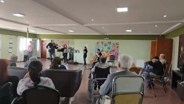 Emotiva visita de la Orquesta Juvenil Calafate a Hogar de Ancianos