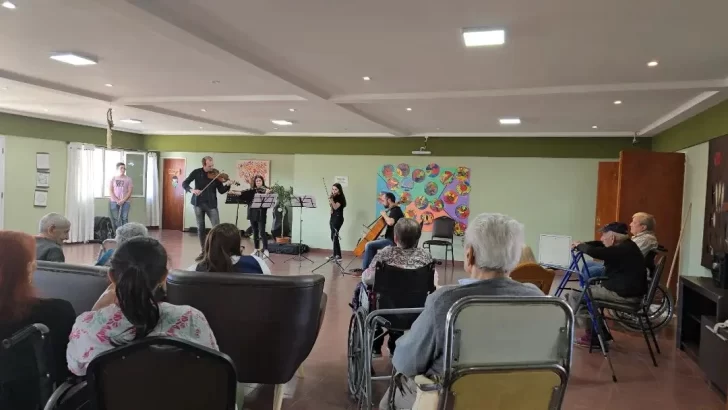 Emotiva visita de la Orquesta Juvenil Calafate a Hogar de Ancianos