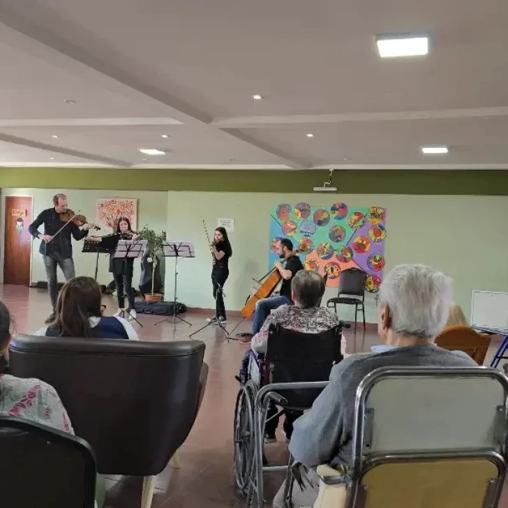 Emotiva visita de la Orquesta Juvenil Calafate a Hogar de Ancianos