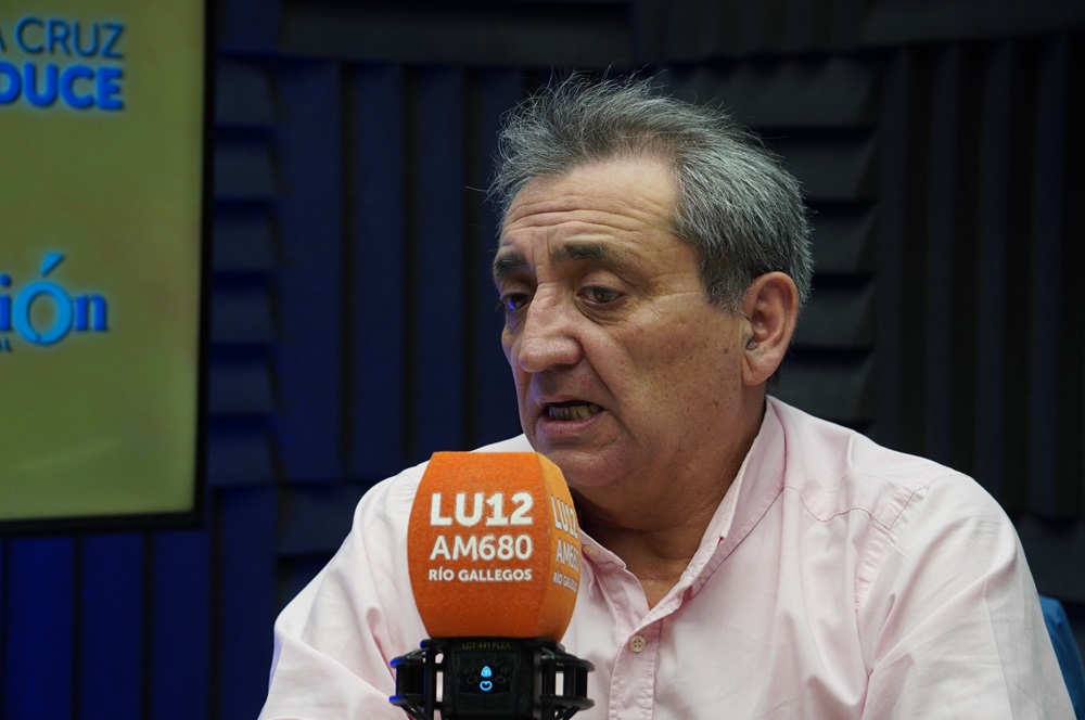  Pedro Díaz, presidente del Centro Chileno, en los estudios de LU12 AM680. Foto: Leandro Franco/La Opinión Austral
