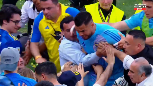 Sergio Romero podría recibir una grave multa y días de arresto por su pelea con hinchas de Boca en el Superclásico