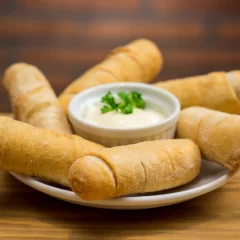 Tequeños: receta de los bastoncitos rellenos de queso, envueltos en una masa crocante