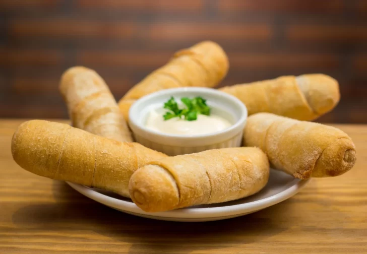 Tequeños: receta de los bastoncitos rellenos de queso, envueltos en una masa crocante