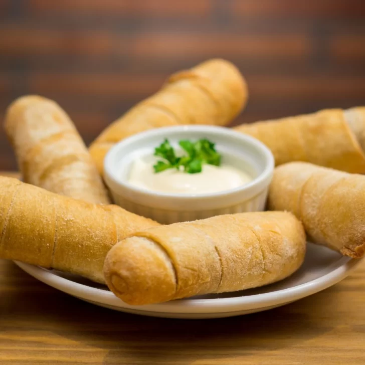 Tequeños: receta de los bastoncitos rellenos de queso, envueltos en una masa crocante