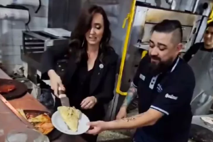 Victoria Villarruel visitó una famosa pizzería porteña, atendió el mostrador y generó polémica: “Nunca más”