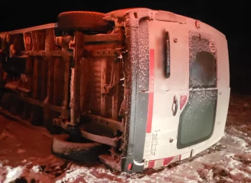 Conductor volcó en Ruta 3 en medio de la nieve cerca de Puerto Santa Cruz