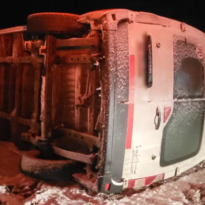 Conductor volcó en Ruta 3 en medio de la nieve cerca de Puerto Santa Cruz