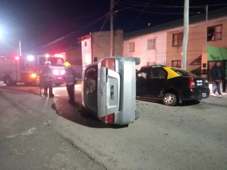 Vuelco en Río Gallegos: joven pierde el control de su vehículo pero resulta ileso