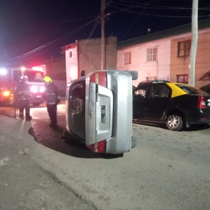 Vuelco en Río Gallegos: joven pierde el control de su vehículo pero resulta ileso