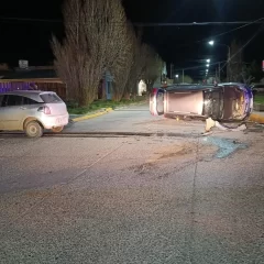 Fuerte choque en Río Gallegos: un vehículo terminó volcado y hubo dos personas heridas