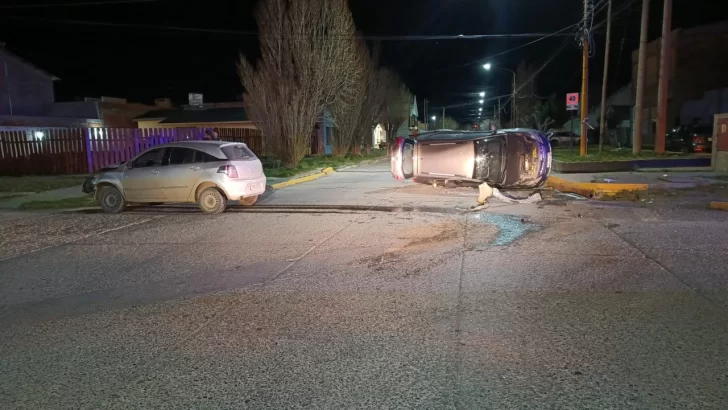 Fuerte choque en Río Gallegos: un vehículo terminó volcado y hubo dos personas heridas