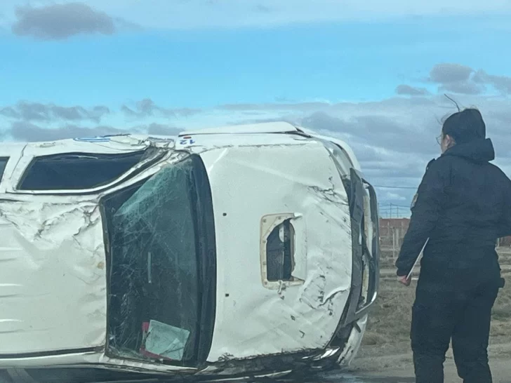 Volcó una camioneta de Servicios Públicos y dos operarios fueron derivados al hospital 