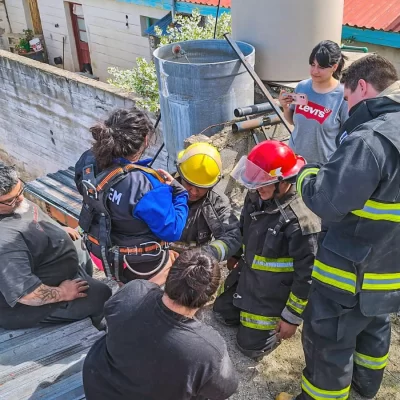 Una mujer discapacitada no podía bajar del techo de una casa y bomberos debieron rescatarla