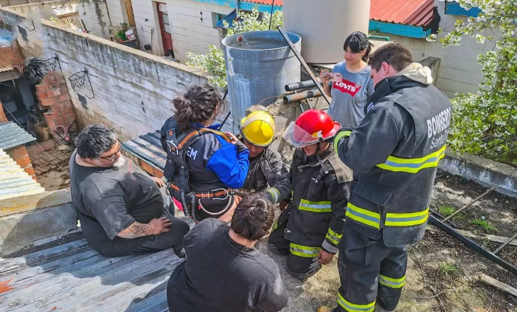 Una mujer discapacitada no podía bajar del techo de una casa y bomberos debieron rescatarla