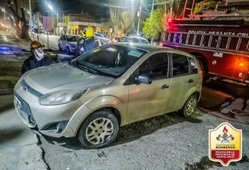 Las llamas se apoderaban de un auto en plena zona céntrica de Río Gallegos y bomberos debió intervenir