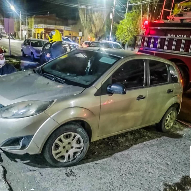 Las llamas se apoderaban de un auto en plena zona céntrica de Río Gallegos y bomberos debió intervenir