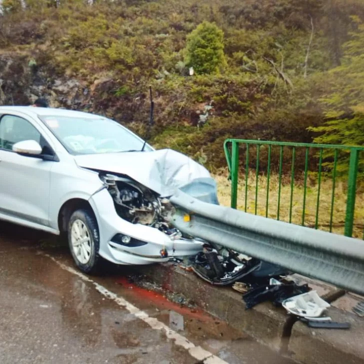 Perdió el control del auto y se incrustó contra un guardarraíl camino al Glaciar Perito Moreno