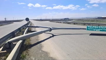 El viento derribó uno de los carteles cerca del Aeropuerto de Río Gallegos