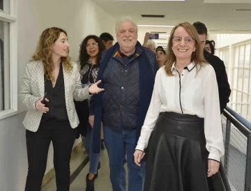 Alicia y Cristina despidieron al médico Ginés González García