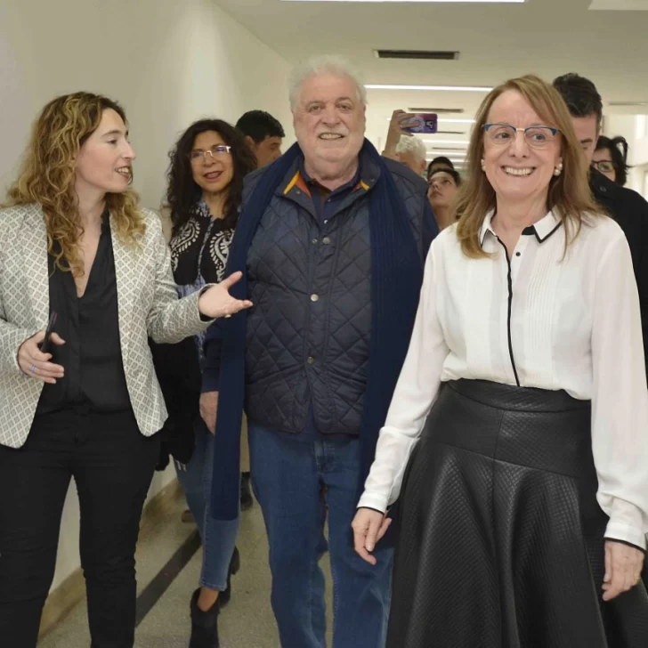 Alicia y Cristina despidieron al médico Ginés González García