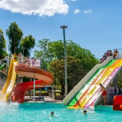 Una nena de 12 años murió ahogada en un parque acuático de Carlos Paz durante un viaje de estudio: el comunicado de la escuela