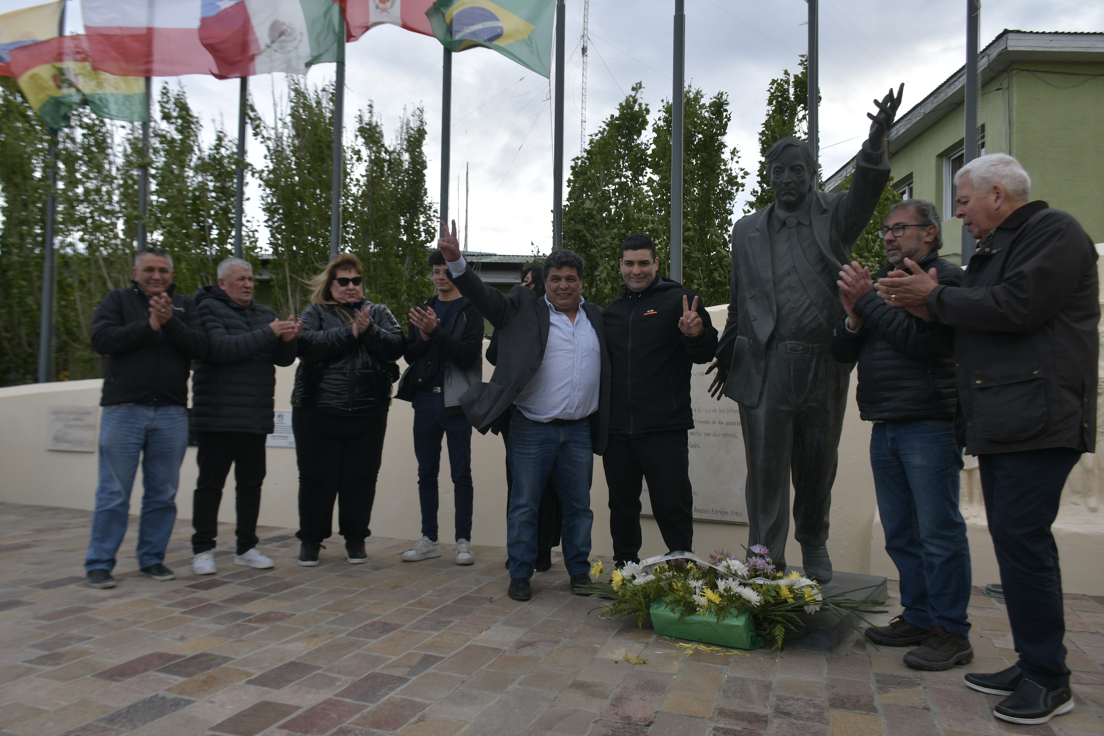 Rudy Ulloa, junto a militantes y vecinos del barrio Del Carmen, en el monumento de Néstor, durante el acto homenaje en 2024. FOTO: JUAN PALACIOS/LA OPINIÓN AUSTRAL