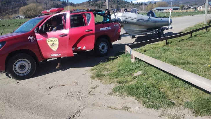 Una mujer desapareció tras volcar su kayak en un lago de la Patagonia: desesperada búsqueda