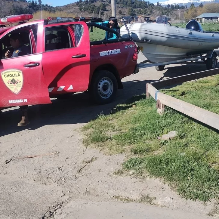 Una mujer desapareció tras volcar su kayak en un lago de la Patagonia: desesperada búsqueda