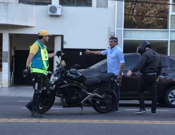 Enzo Francescoli chocó a una moto cerca del Monumental y se volvió viral