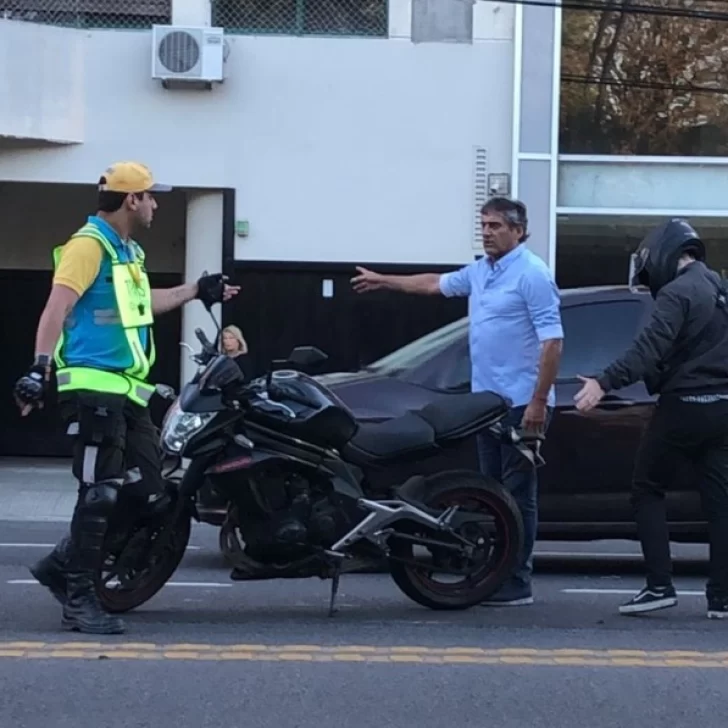 Enzo Francescoli chocó a una moto cerca del Monumental y se volvió viral