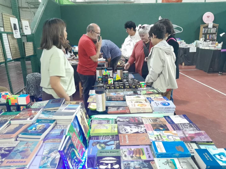 FERIA-DEL-LIBRO-COMODORO-6-DE-OCT-2024-2-728x546