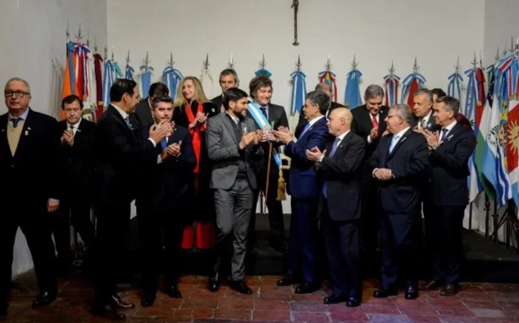 Firma-del-Pacto-de-Mayo-entre-la-Nacion-las-provincias-y-la-ciudad-de-Buenos-Aires-en-Tucuman.-728x453