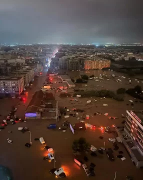 Graves inundaciones en Valencia por la Dana: varios muertos, desaparecidos, autos flotando y servicios de emergencia colapsados