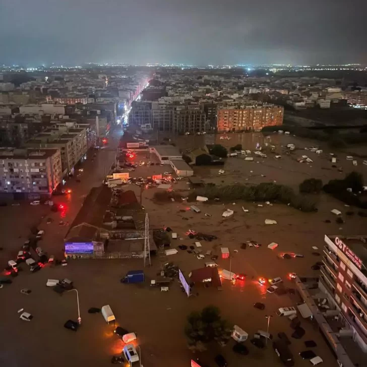 Graves inundaciones en Valencia por la Dana: varios muertos, desaparecidos, autos flotando y servicios de emergencia colapsados