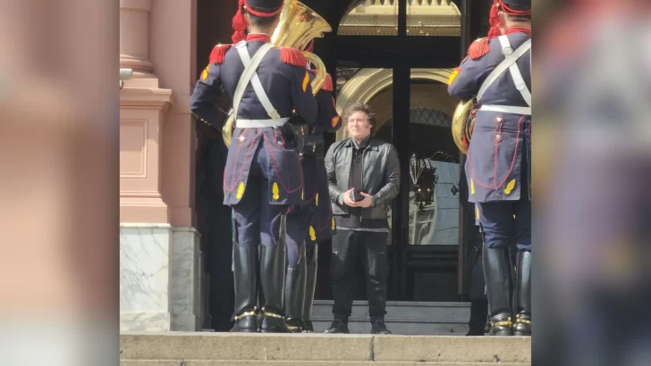 Los Granaderos le cantaron el “feliz cumpleaños” a Javier Milei en la Casa Rosada