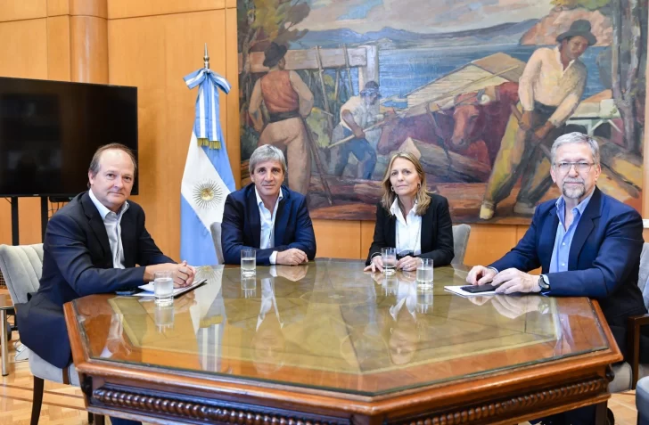 Luis Caputo le dio la bienvenida a María Tettamanti, flamante secretaria de Energía