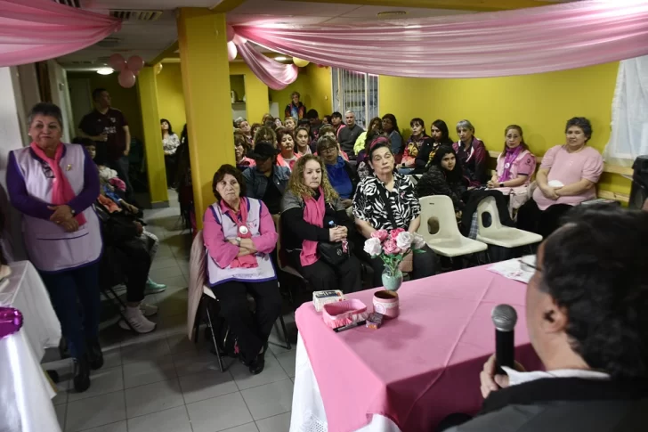 Octubre Rosa: charla sobre atención primaria del cáncer y ley provincial en el Centro Chileno