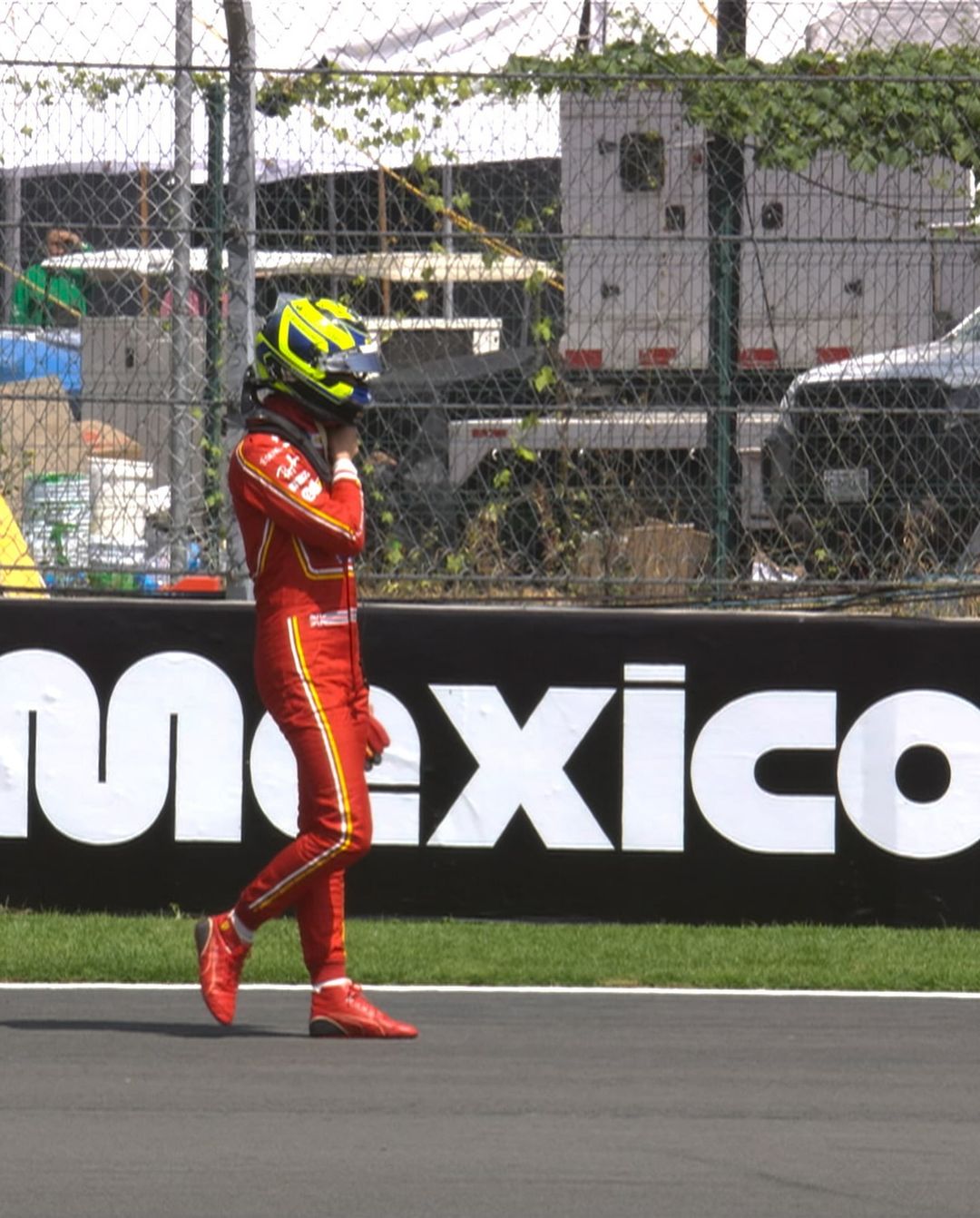 RED-FLAG-Alex-Albon-collides-with-Ollie-Bearman-at-speed-and-spins-into-the-wall-both-drivers-are-ok-but-out-of-FP1-F1-Formula1-MexicoGP-2-586x728