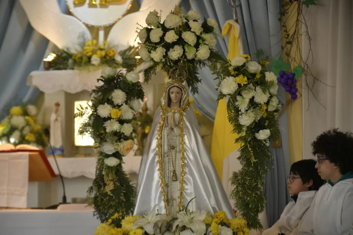 Con procesión, misa y cantata juvenil celebraron a la Virgen de Fátima