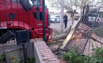 Traía cerámicos a Santa Cruz, chocó contra el frente de una vivienda y casi provoca una tragedia