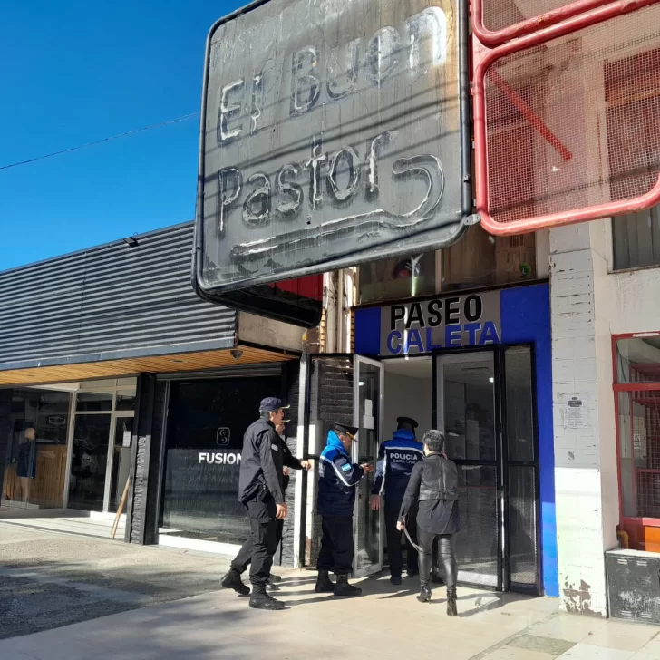 Comerciantes del “Paseo Caleta” están trabajando en las reparaciones para volver a abrir